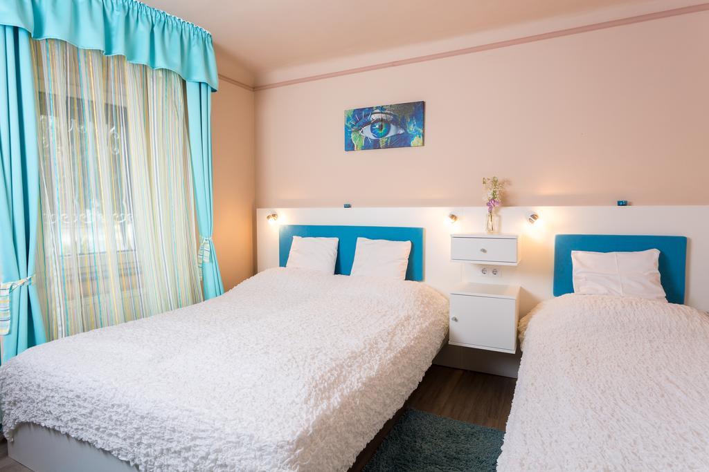 Szivarvany Panzio Szeged Chambre photo